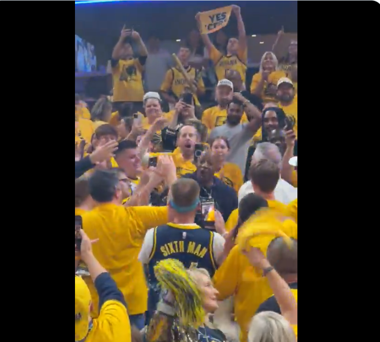 星空体育app下载-扬眉吐气！哈利伯顿父亲重回球场收获英雄般的欢迎