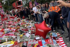 埃弗顿主帅莫耶斯偕同助教，来到安菲尔德外悼念若塔