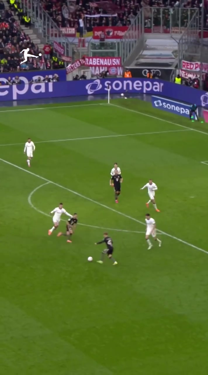 榜样！德甲官方发视频：拜仁新星卡尔护腿板上为梅西晒球衣画面