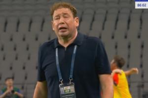 人麻了！申花后场送大礼被扳平，斯卢茨基面色赤红都快哭了！